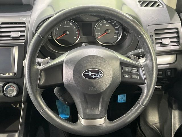 �C���e���A�ɍ��킹���f�U�C���̃X�e�A�����O�́A�^�]�������̂��Ƃ��l���A�^�]���₷���`��A�傫���ł��B�����x�A���ۂɐG���Ă��m���߂��������B