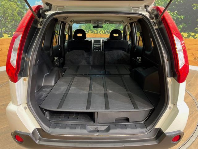 ���i�̂���������ʋ΁A���}���ɏ\���ȉ׎��X�y�[�X���m�ۂ��Ă���܂��B�Z�J���h�V�[�g��|���ƁA�傫�ȉו��̐ύڂ��\�ł���