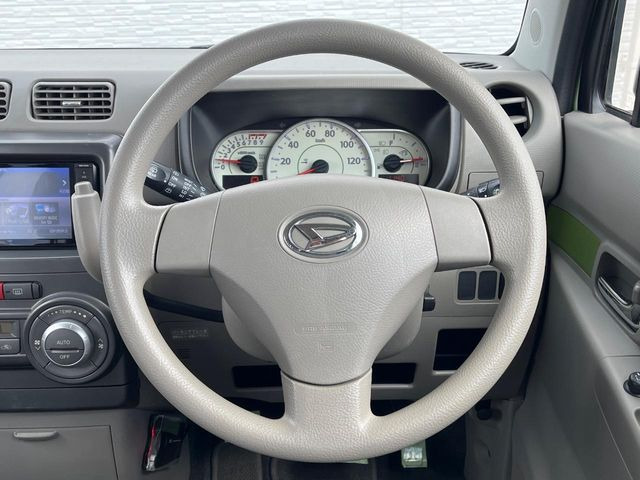 �C���e���A�ɍ��킹���f�U�C���̃X�e�A�����O�́A�^�]�������̂��Ƃ��l���A�^�]���₷���`��A�傫���ł��B�����x�A���ۂɐG���Ă��m���߂��������B