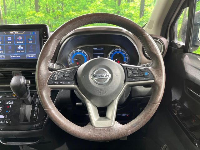 �C���e���A�ɍ��킹���f�U�C���̃X�e�A�����O�́A�^�]�������̂��Ƃ��l���A�^�]���₷���`��A�傫���ł��B�����x�A���ۂɐG���Ă��m���߂��������B