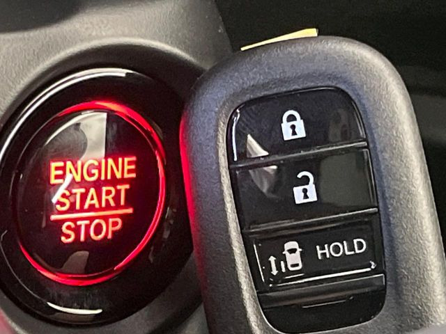 �yHonda�X�}�[�g�L�[�z�J�o����|�P�b�g�ɓ��ꂽ�܂܂ł��h�A�̎{���E�������\�ȃX�}�[�g�L�[�𑕔��B�G���W���̃I���E�I�t�����J�M�����o���K�v����������Ƃ��Ă��֗��ł���