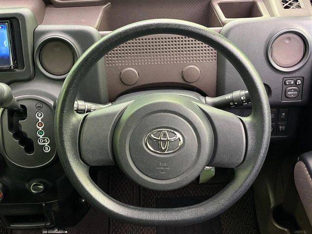 �C���e���A�ɍ��킹���f�U�C���̃X�e�A�����O�́A�^�]�������̂��Ƃ��l���A�^�]���₷���`��A�傫���ł��B�����x�A���ۂɐG���Ă��m���߂��������B