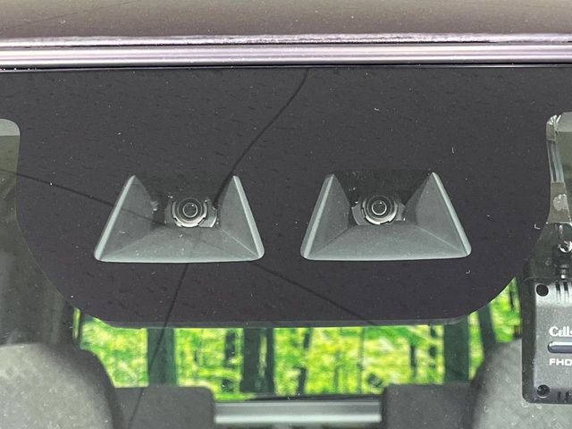 【スマートアシスト】走行中に前方の車両等を認識し、衝突しそうな時は警報とブレーキで衝突回避と被害軽減をアシスト。より安全にドライブをお楽しみいただけます。