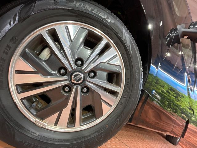 �y����15�C���`�A���~�z�C�[���z�O�ςɃ}�b�`���������A���~�z�C�[���𑕒����Ă���܂��B�e��ЊO�A���~�z�C�[����A�X�^�b�h���X�^�C�����戵�����Ă���܂��B���񂲑��k����������