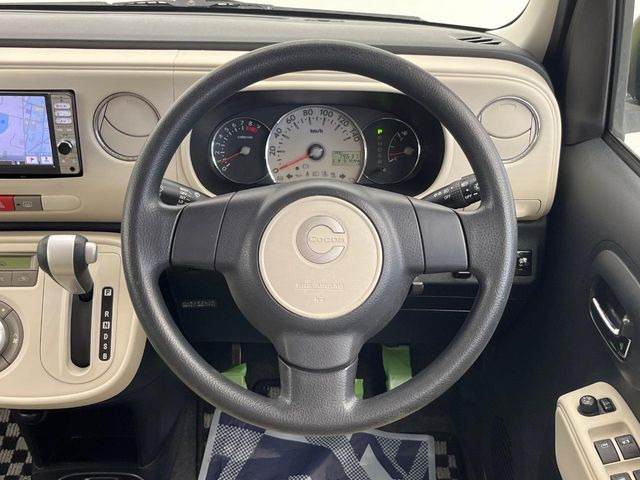 �C���e���A�ɍ��킹���f�U�C���̃X�e�A�����O�́A�^�]�������̂��Ƃ��l���A�^�]���₷���`��A�傫���ł��B�����x�A���ۂɐG���Ă��m���߂��������B