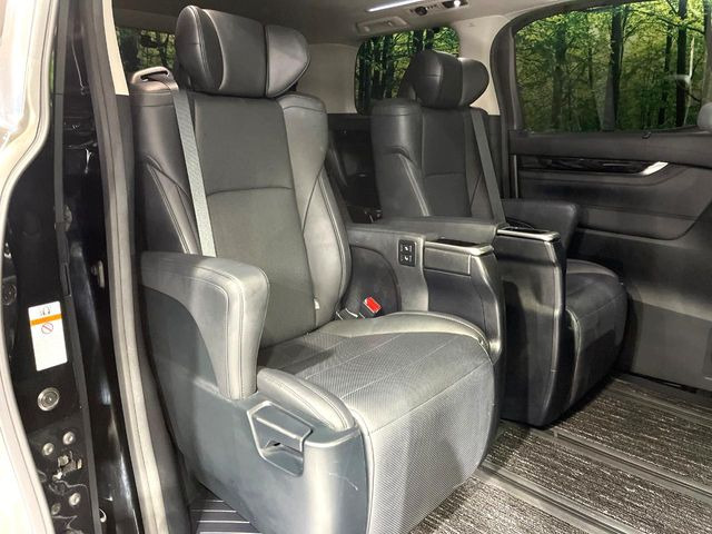 後部座席も気になるようなキズ・汚れやへたり等、大きなダメージはなく、良好な状態です。