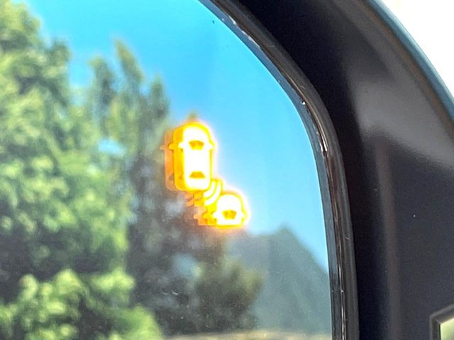 �y�u���C���h�X�|�b�g�C���t�H���[�V�����z���s���A�h�A�~���[�̎��p�ɂȂ�₷���ӏ��Ɍ㑱�Ԃ��ڋ߂���ƃT�C�h�~���[�t�߂Ɍx����\���A�h���C�o�[�ɒ��ӊ��N�����Ă���܂��B