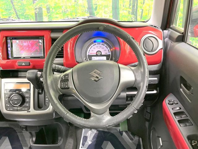 �C���e���A�ɍ��킹���f�U�C���̃X�e�A�����O�́A�^�]�������̂��Ƃ��l���A�^�]���₷���`��A�傫���ł��B�����x�A���ۂɐG���Ă��m���߂��������B