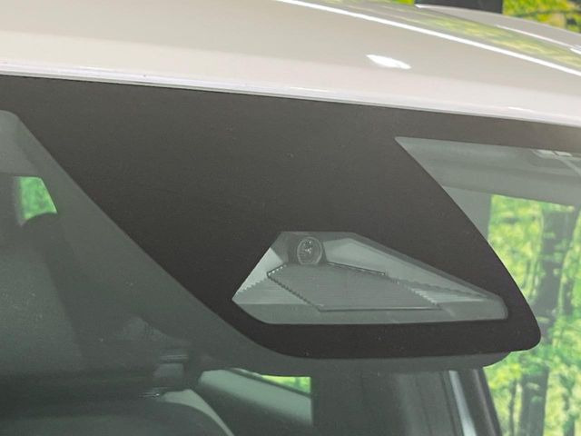 【ホンダセンシング】走行中に前方の車両等を認識し、衝突しそうな時は警報とブレーキで衝突回避と被害軽減をアシスト。より安全にドライブをお楽しみいただけます。