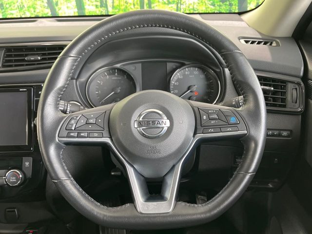 �C���e���A�ɍ��킹���f�U�C���̃X�e�A�����O�́A�^�]�������̂��Ƃ��l���A�^�]���₷���`��A�傫���ł��B�����x�A���ۂɐG���Ă��m���߂��������B