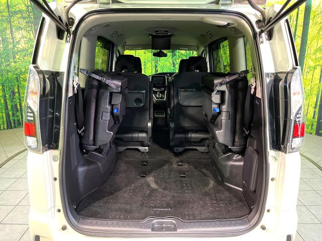 ���i�̂���������ʋ΁A���}���ɏ\���ȉ׎��X�y�[�X���m�ۂ��Ă���܂��B�Z�J���h�V�[�g��|���ƁA�傫�ȉו��̐ύڂ��\�ł���