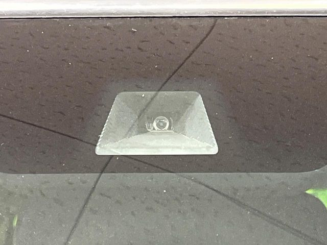 �y�z���_�Z���V���O�z���s���ɑO���̎ԗ�����F�����A�Փ˂������Ȏ��͌x��ƃu���[�L�ŏՓˉ���Ɣ�Q�y�����A�V�X�g�B�����S�Ƀh���C�u�����y���݂��������܂��B