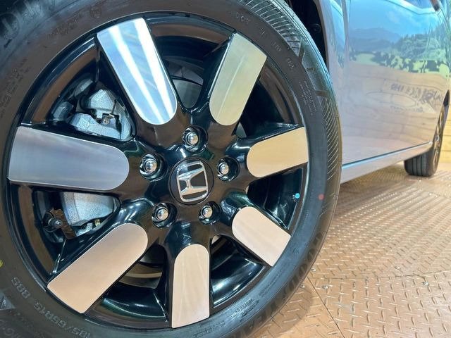 【純正15インチアルミホイール】外観にマッチした純正アルミホイールを装着しております。各種社外アルミホイールや、スタッドレスタイヤも取扱いしております。是非ご相談ください♪