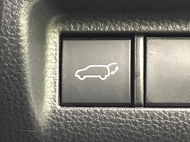 【ハンズフリーパワーバックドア】リアバンパー下部に足先を出し入れするだけでバックドアが自動で開閉♪両手が荷物でふさがっている時でもラクラク開閉操作が行えます!