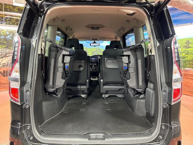 ���i�̂���������ʋ΁A���}���ɏ\���ȉ׎��X�y�[�X���m�ۂ��Ă���܂��B�Z�J���h�V�[�g��|���ƁA�傫�ȉו��̐ύڂ��\�ł���