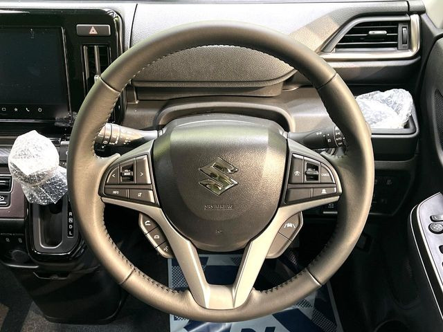 �C���e���A�ɍ��킹���f�U�C���̃X�e�A�����O�́A�^�]�������̂��Ƃ��l���A�^�]���₷���`��A�傫���ł��B�����x�A���ۂɐG���Ă��m���߂��������B