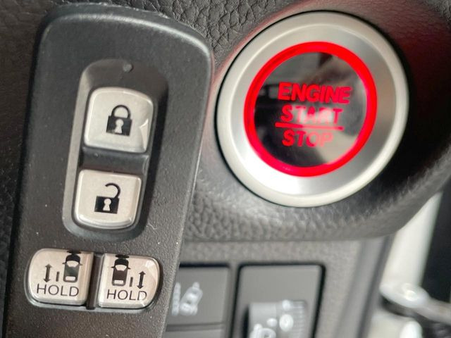 �yHonda�X�}�[�g�L�[�z�J�o����|�P�b�g�ɓ��ꂽ�܂܂ł��h�A�̎{���E�������\�ȃX�}�[�g�L�[�𑕔��B�G���W���̃I���E�I�t�����J�M�����o���K�v����������Ƃ��Ă��֗��ł���