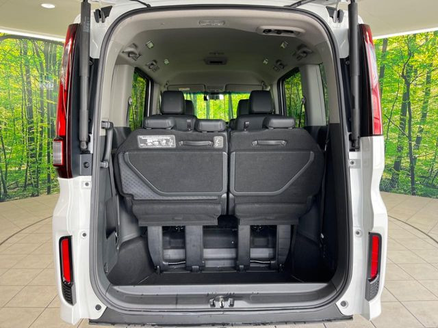 ���i�̂���������ʋ΁A���}���ɏ\���ȉ׎��X�y�[�X���m�ۂ��Ă���܂��B�Z�J���h�V�[�g��|���ƁA�傫�ȉו��̐ύڂ��\�ł���