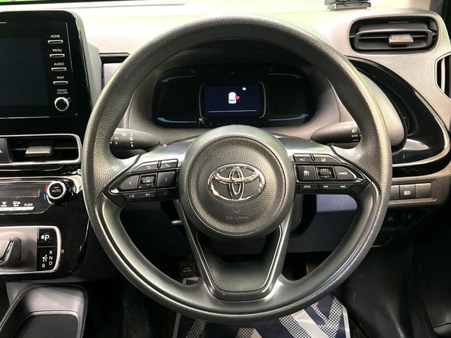 �C���e���A�ɍ��킹���f�U�C���̃X�e�A�����O�́A�^�]�������̂��Ƃ��l���A�^�]���₷���`��A�傫���ł��B�����x�A���ۂɐG���Ă��m���߂��������B