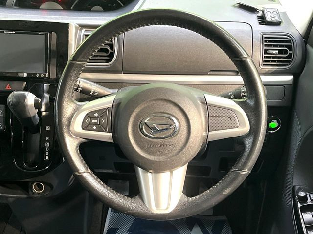 �C���e���A�ɍ��킹���f�U�C���̃X�e�A�����O�́A�^�]�������̂��Ƃ��l���A�^�]���₷���`��A�傫���ł��B�����x�A���ۂɐG���Ă��m���߂��������B