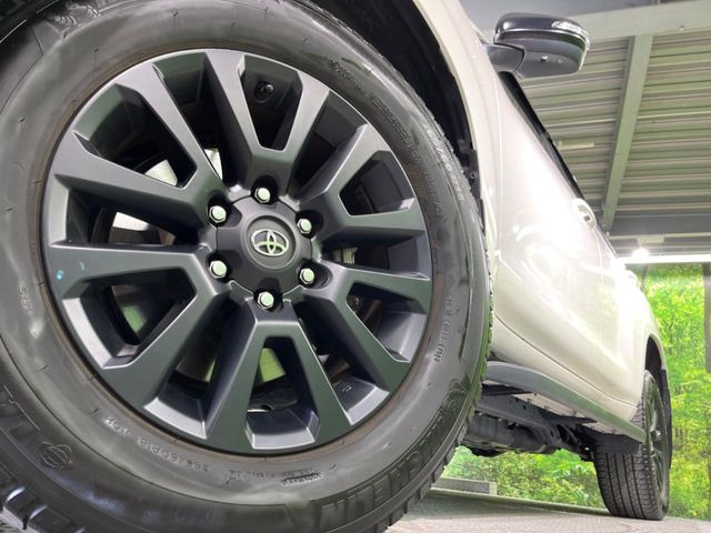 �y����18�C���`�A���~�z�C�[���z�O�ςɃ}�b�`���������A���~�z�C�[���𑕒����Ă���܂��B�e��ЊO�A���~�z�C�[����A�X�^�b�h���X�^�C�����戵�����Ă���܂��B���񂲑��k����������