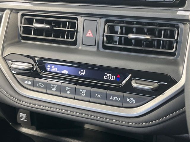 【オートエアコン】一度お好みの温度に設定すれば、車内の温度を検知し風量や温度を自動で調整。暑い&hellip;寒い&hellip;と何度もスイッチ操作をする必要はありません。快適な車内空間には必須の機能ですね♪