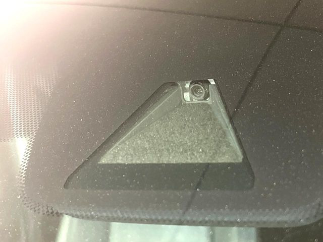 【プリクラッシュセーフティ】前方の車両等を検知し、衝突しそうな時は警報で注意を促し、ブレーキを踏む力をサポート。ブレーキを踏めなかった場合は衝突被害軽減ブレーキが作動、衝突回避をサポートします。