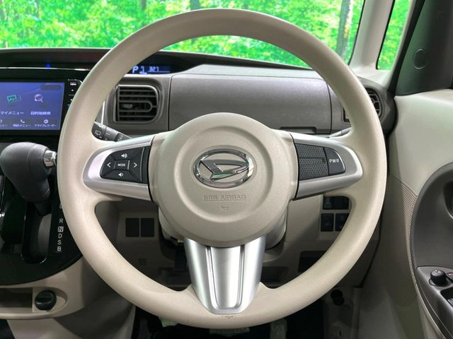 �C���e���A�ɍ��킹���f�U�C���̃X�e�A�����O�́A�^�]�������̂��Ƃ��l���A�^�]���₷���`��A�傫���ł��B�����x�A���ۂɐG���Ă��m���߂��������B