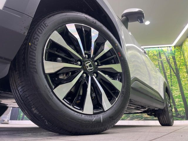 【純正17インチアルミホイール】外観にマッチした純正アルミホイールを装着しております。各種社外アルミホイールや、スタッドレスタイヤも取扱いしております。是非ご相談ください♪