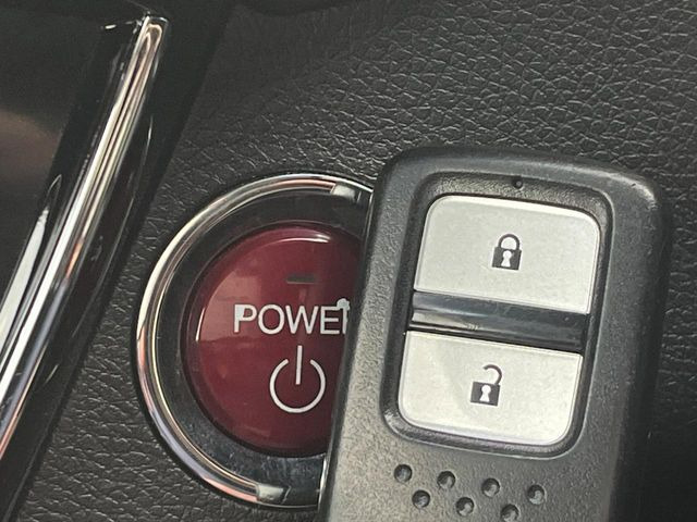 �yHonda�X�}�[�g�L�[�z�J�o����|�P�b�g�ɓ��ꂽ�܂܂ł��h�A�̎{���E�������\�ȃX�}�[�g�L�[�𑕔��B�G���W���̃I���E�I�t�����J�M�����o���K�v����������Ƃ��Ă��֗��ł���