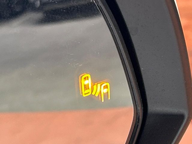 【ブラインドスポットモニター】走行中、ドアミラーの死角になりやすい箇所に後続車が接近するとサイドミラーのレンズに警告を表示!ドライバーに注意喚起をしてくれます。