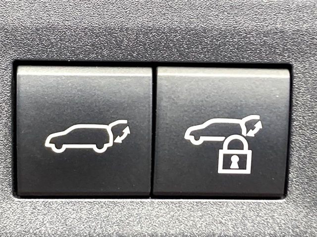 【パワーバックドア】スマートキーや運転席のボタンを押すだけでリアゲートが自動で開閉します!荷物を持っている時や、高い位置にあるバックドアを閉める際に便利な機能です♪