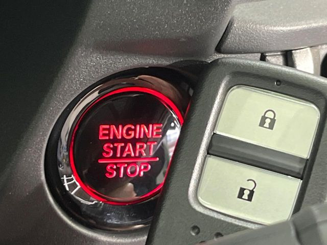 【Hondaスマートキー】カバンやポケットに入れたままでもドアの施錠・解錠が可能なスマートキーを装備。エンジンのオン・オフ時もカギを取り出す必要が無いからとっても便利です♪