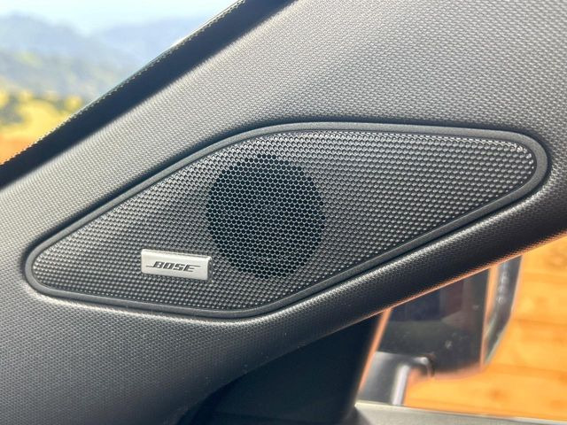 �yBose�T�E���h�V�X�e���z���[�J�[�I�v�V�����̍��i�ʃT�E���h�V�X�e���𓋍ځB��p�̃`���[�j���O���{���ꂽ�召�l�X�ȃX�s�[�J�[����ǎ��ȃT�E���h���t�ł��A�Տꊴ���ӂ�鉹����Ԃ����o���܂��B