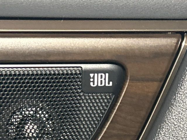 【JBLサウンドシステム】メーカーオプションの高品位サウンドシステムを搭載。専用のチューニングが施された大小様々なスピーカーから良質なサウンドが奏でられ、臨場感あふれる音響空間を演出します。