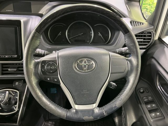 �C���e���A�ɍ��킹���f�U�C���̃X�e�A�����O�́A�^�]�������̂��Ƃ��l���A�^�]���₷���`��A�傫���ł��B�����x�A���ۂɐG���Ă��m���߂��������B