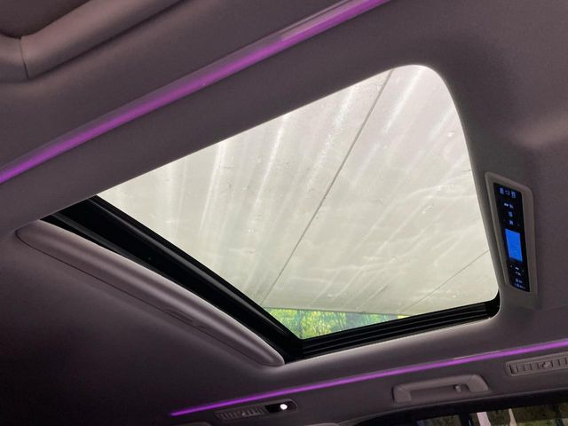 【サンルーフ】開放感たっぷりの希少装備、サンルーフが装着されています!車内に明かりを取り入れたり景色を楽しむ以外にも、車内の空気も簡単に換気できて快適です!