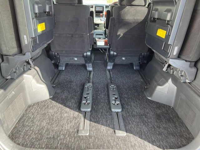 ���i�̂���������ʋ΁A���}���ɏ\���ȉ׎��X�y�[�X���m�ۂ��Ă���܂��B�Z�J���h�V�[�g��|���ƁA�傫�ȉו��̐ύڂ��\�ł���