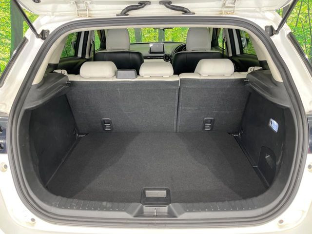 ���i�̂���������ʋ΁A���}���ɏ\���ȉ׎��X�y�[�X���m�ۂ��Ă���܂��B�Z�J���h�V�[�g��|���ƁA�傫�ȉו��̐ύڂ��\�ł���