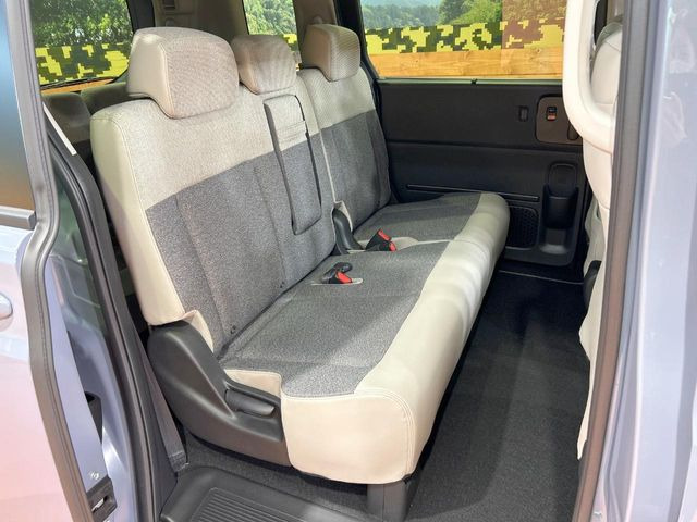 後部座席も気になるようなキズ・汚れやへたり等、大きなダメージはなく、良好な状態です。