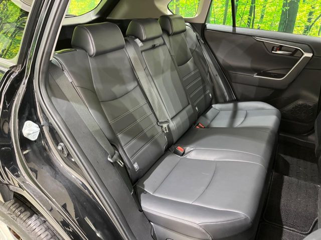 後部座席も気になるようなキズ・汚れやへたり等、大きなダメージはなく、良好な状態です。