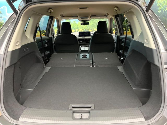 ���i�̂���������ʋ΁A���}���ɏ\���ȉ׎��X�y�[�X���m�ۂ��Ă���܂��B�Z�J���h�V�[�g��|���ƁA�傫�ȉו��̐ύڂ��\�ł���