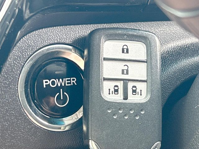 �yHonda�X�}�[�g�L�[�z�J�o����|�P�b�g�ɓ��ꂽ�܂܂ł��h�A�̎{���E�������\�ȃX�}�[�g�L�[�𑕔��B�G���W���̃I���E�I�t�����J�M�����o���K�v����������Ƃ��Ă��֗��ł���