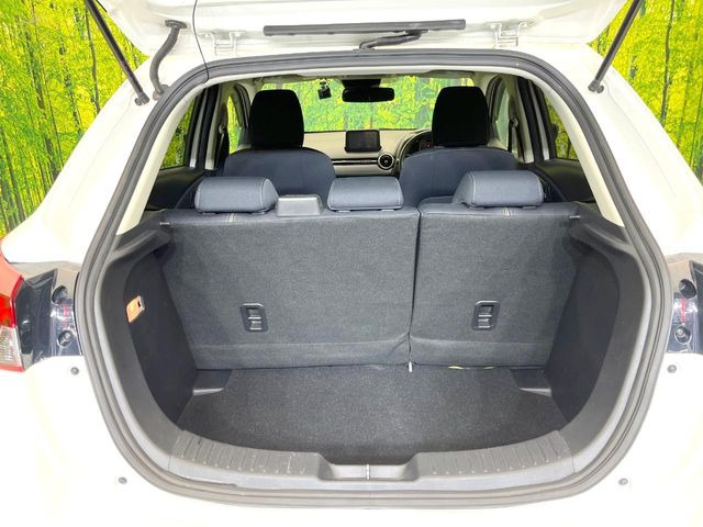 普段のお買い物や通勤、送迎等に十分な荷室スペースを確保しております。セカンドシートを倒すと、大きな荷物の積載も可能です♪