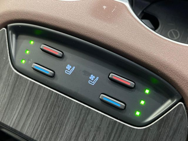 【シートベンチレーション】夏場は涼しい風でお尻や背中の熱やムレを防ぎ、冬はエアコンよりも早く温まってポカポカに!季節を問わず快適に過ごせます。