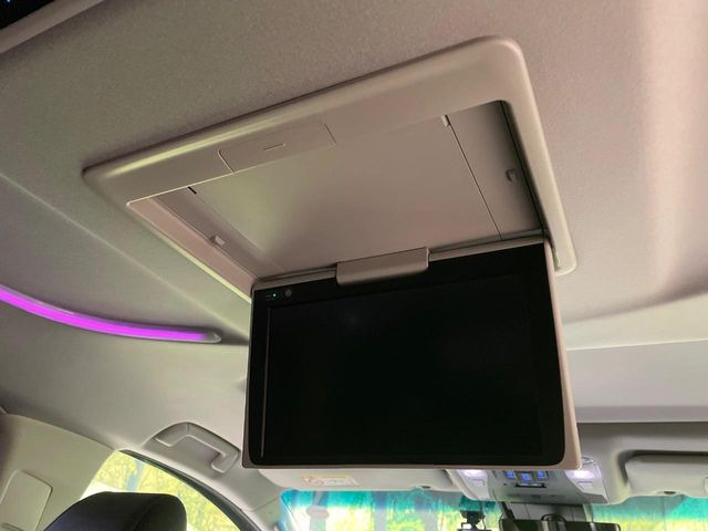 【フリップダウンモニター】大画面モニターで後席でもエンタメをお楽しみいただけます。小さなお子様にも大人気の装備です♪