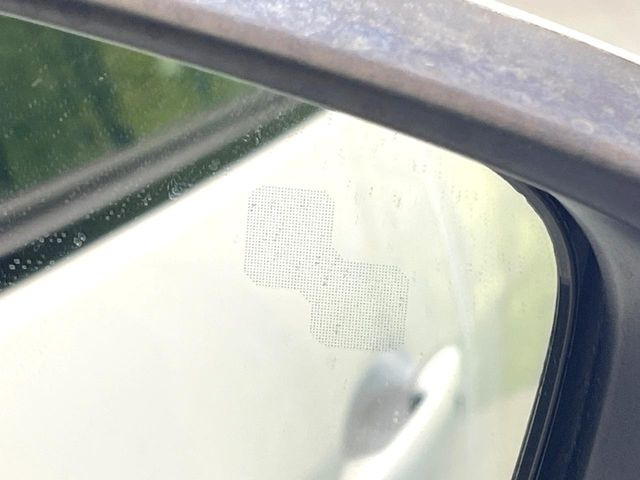 【ブラインドスポットモニタリング】走行中、ドアミラーの死角になりやすい箇所に後続車が接近するとサイドミラー付近に警告を表示、ドライバーに注意喚起をしてくれます。