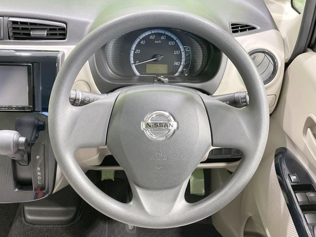 �C���e���A�ɍ��킹���f�U�C���̃X�e�A�����O�́A�^�]�������̂��Ƃ��l���A�^�]���₷���`��A�傫���ł��B�����x�A���ۂɐG���Ă��m���߂��������B