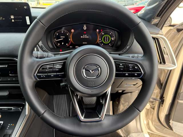 手になじみやすい革巻きステアリング