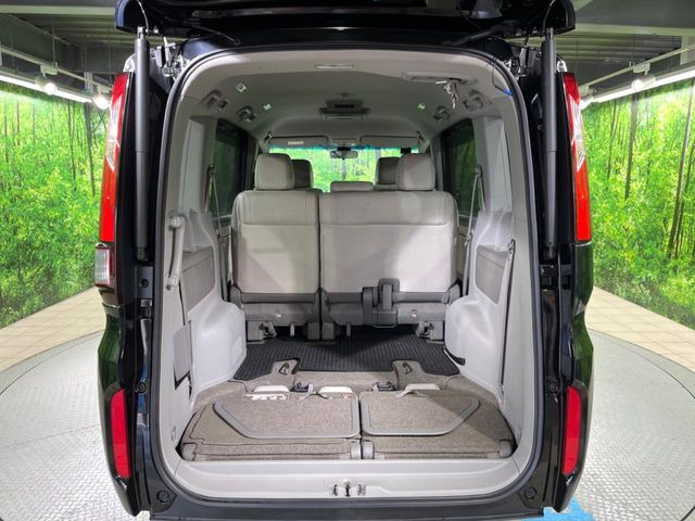 ���i�̂���������ʋ΁A���}���ɏ\���ȉ׎��X�y�[�X���m�ۂ��Ă���܂��B�Z�J���h�V�[�g��|���ƁA�傫�ȉו��̐ύڂ��\�ł���